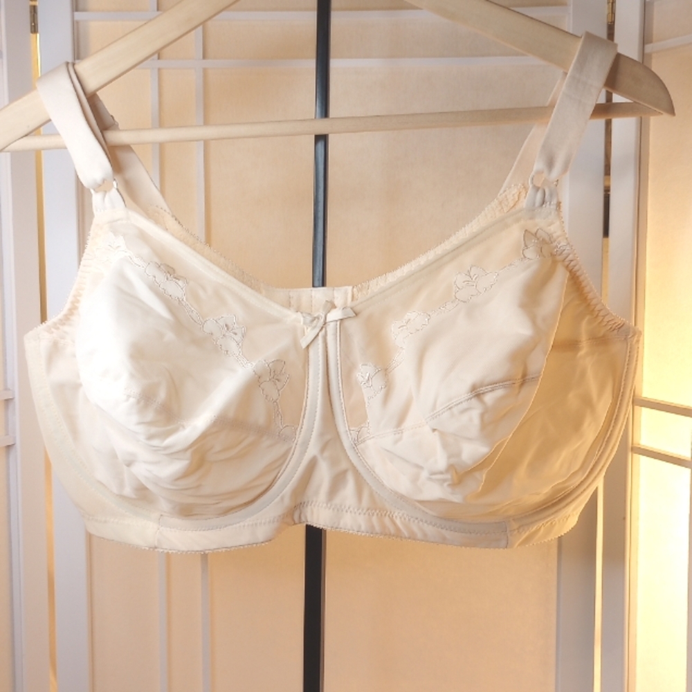 BALI Women's Bra 42 DD Cream with Floral Detail 1 inch Adjustable Straps Closure